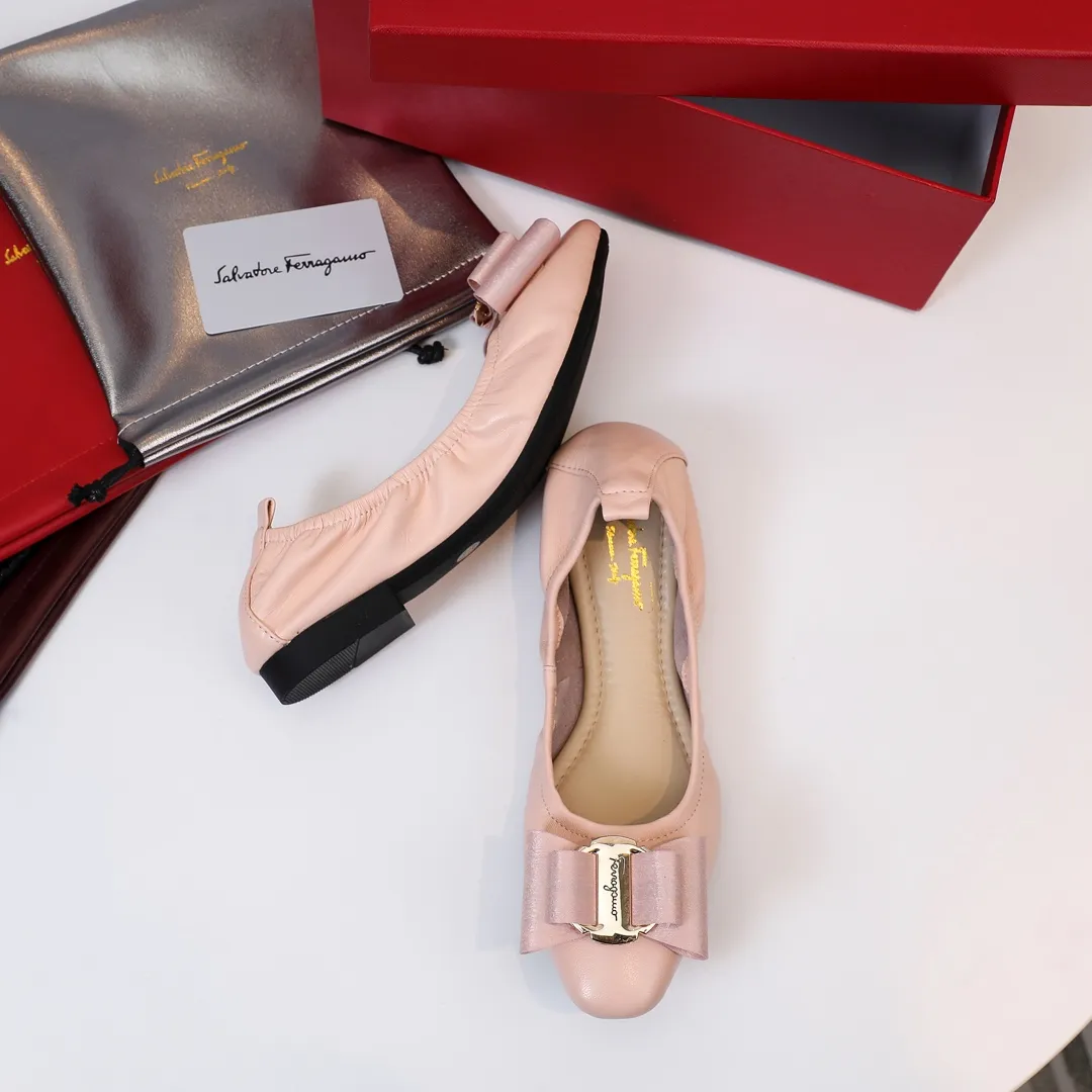 👟👟Ex-factory price 360👟👟 Early spring new style Salvatore Ferragamo hot style small square toe egg roll shoes [wit] 5mm high elastic latex, so soft you want to cry❗️The toe is equipped with Ferragamo's signature hardware butterfly🦋 buckle. Newly opened mold and upgraded outsole, 1cm heel is comfortable and not tiring. Upper: mixed sheepskin Inner pads: light goatskin (non-fading) Color: black, white, gun, red, burgundy, blue, pink Code number: 34-41